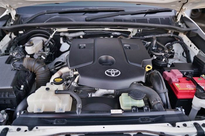 2015 TOYOTA HILUX SR (4x4)