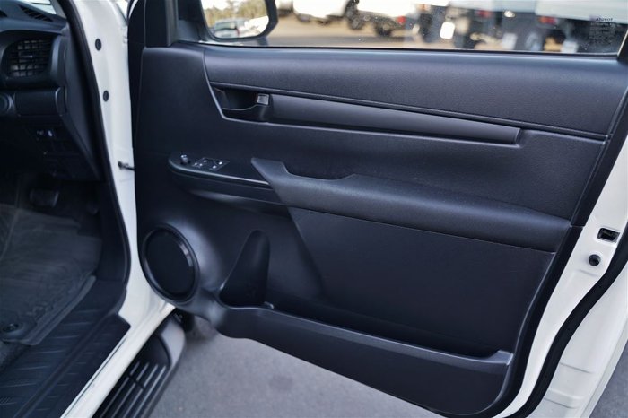 2015 TOYOTA HILUX SR (4x4)