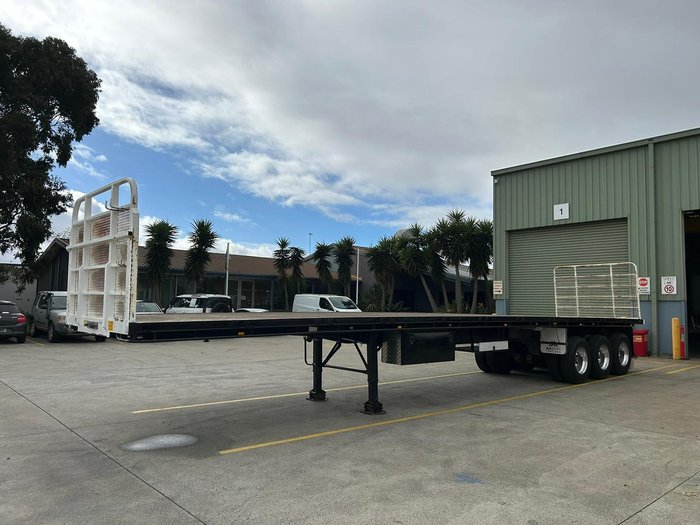 2016 Haulmark St3 13.55M Flat Deck Moffeet