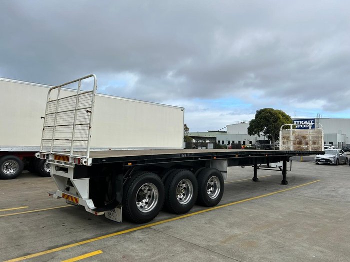 2016 Haulmark St3 13.55M Flat Deck Moffeet Black