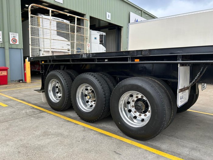 2016 Haulmark St3 13.55M Flat Deck Moffeet Black