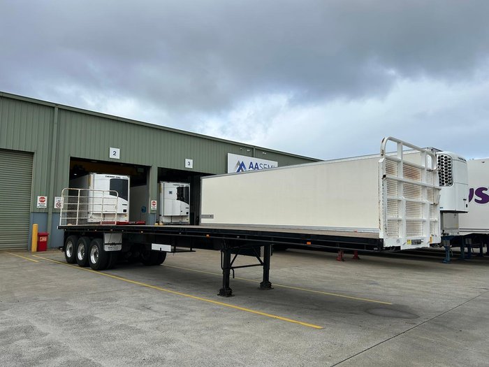 2016 Haulmark St3 13.55M Flat Deck Moffeet