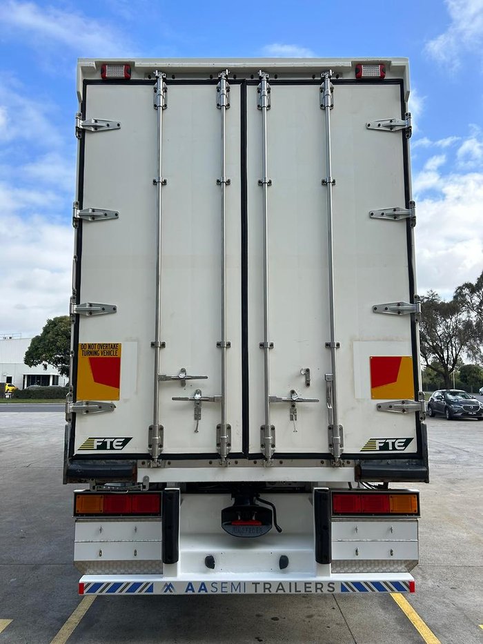2011 FTE St3 22 Pallet -30 Freezer, Rear Evap, Rt Side Door