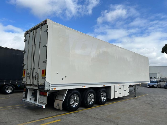 2011 FTE St3 22 Pallet -30 Freezer, Rear Evap, Rt Side Door