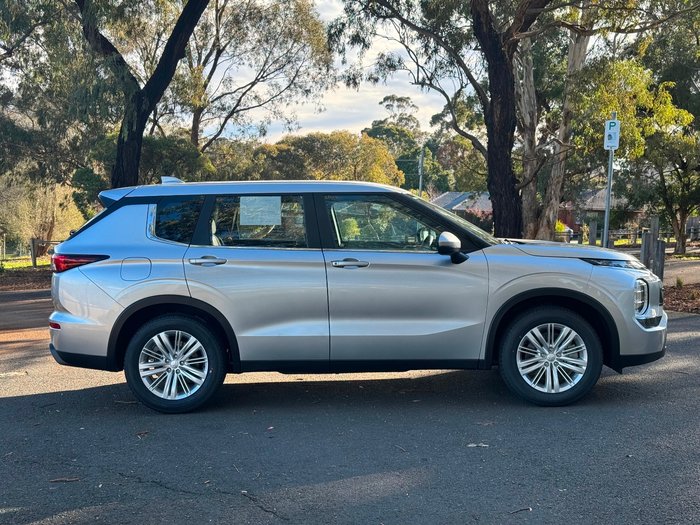 2023 Mitsubishi Outlander ES