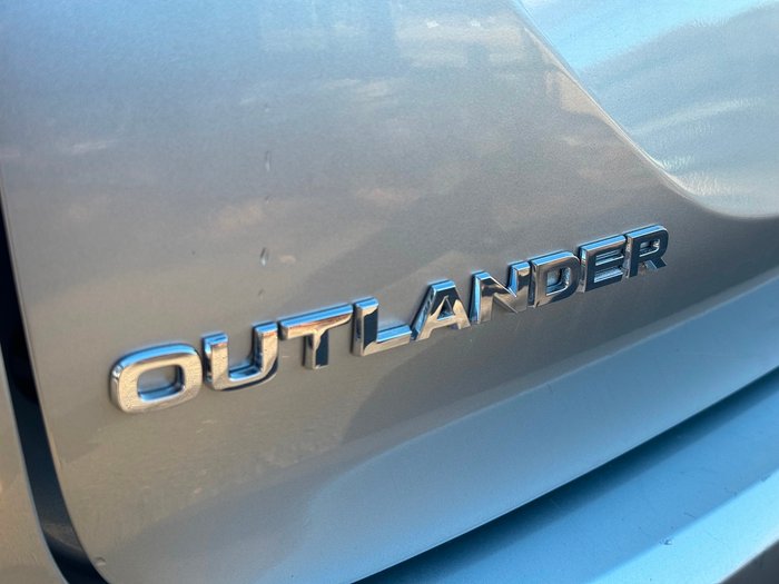 2023 Mitsubishi Outlander ES