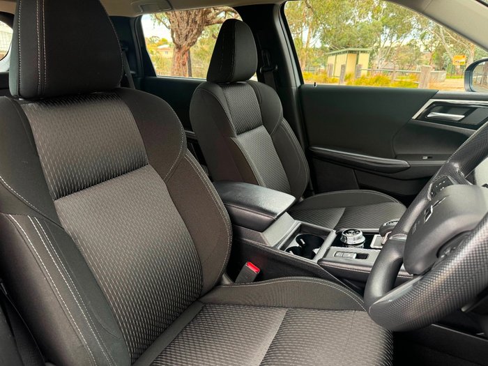 2023 Mitsubishi Outlander ES