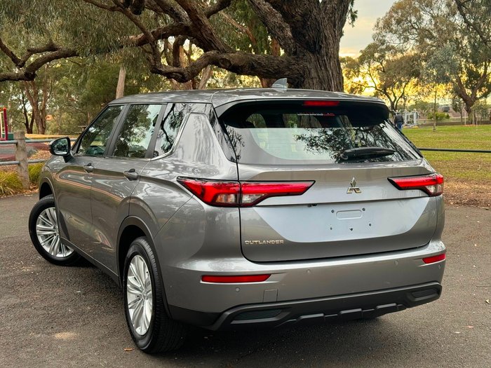 2023 Mitsubishi Outlander ES