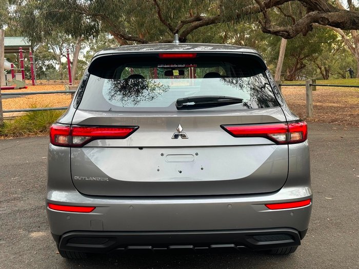 2023 Mitsubishi Outlander ES