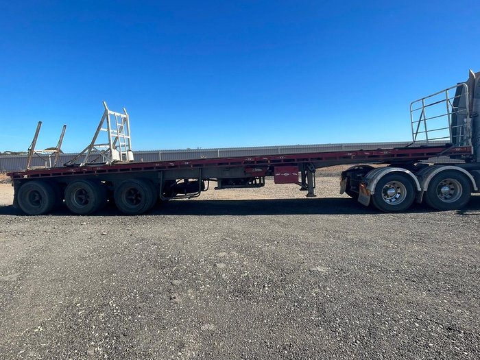 Unknown Tri Axle Flat Bed Trailer