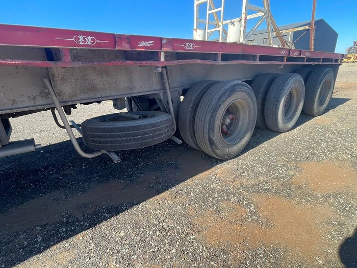 Unknown Tri Axle Flat Bed Trailer