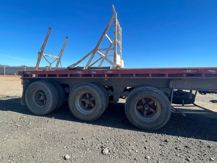 Unknown Tri Axle Flat Bed Trailer