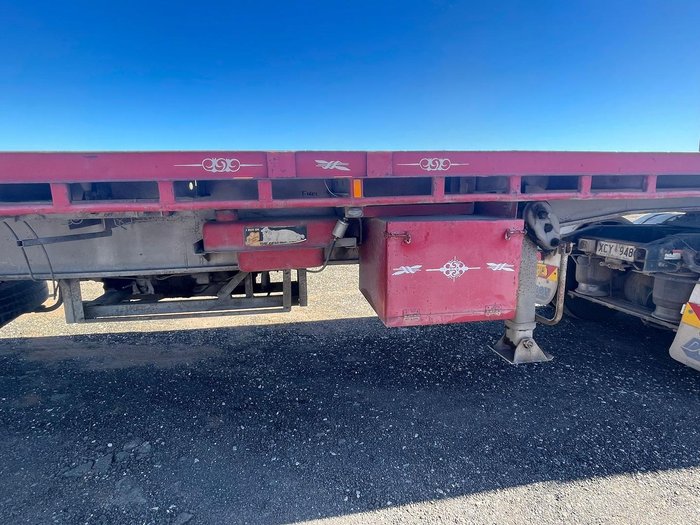 Unknown Tri Axle Flat Bed Trailer