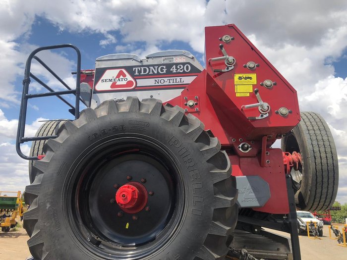 0 SEMEATO TDNG 420 DOUBLE DISC SEEDER IN STOCK NOW EX DEMO RED