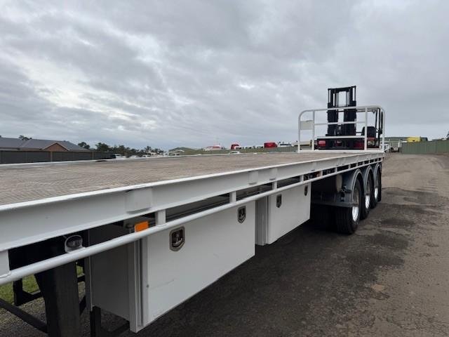 2002 Haulmark 41Ft Tri-Axle Trailer With New M4 Moffett 