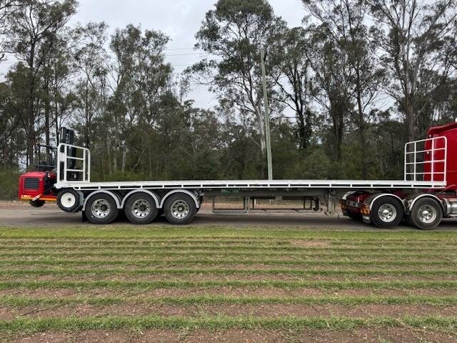 2002 Haulmark 41Ft Tri-Axle Trailer With New M4 Moffett 