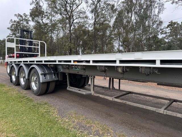 2002 Haulmark 41Ft Tri-Axle Trailer With New M4 Moffett 