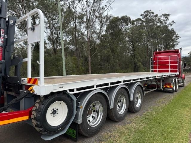 2002 Haulmark 41Ft Tri-Axle Trailer With New M4 Moffett 
