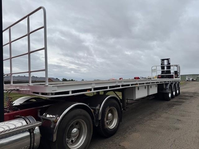 2002 Haulmark 41Ft Tri-Axle Trailer With New M4 Moffett 
