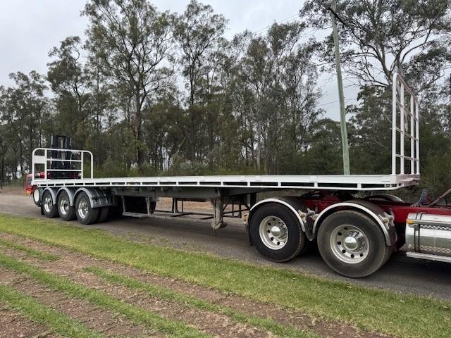2002 Haulmark 41Ft Tri-Axle Trailer With New M4 Moffett 