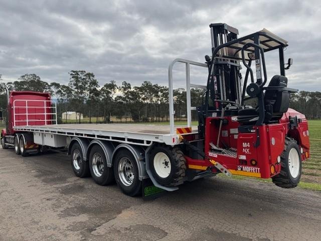 2002 Haulmark 41Ft Tri-Axle Trailer With New M4 Moffett 