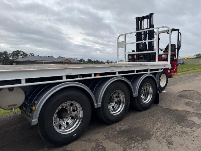 2002 Haulmark 41Ft Tri-Axle Trailer With New M4 Moffett 