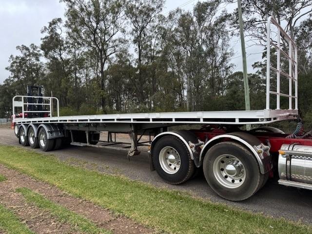 2002 Haulmark 41Ft Tri-Axle Trailer With New M4 Moffett 