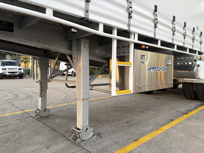 2025 Maxitrans St3 Lead A 12 Pallet Sd Curtain Sider