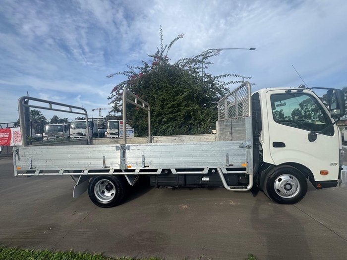2017 Hino 300 617 WHITE