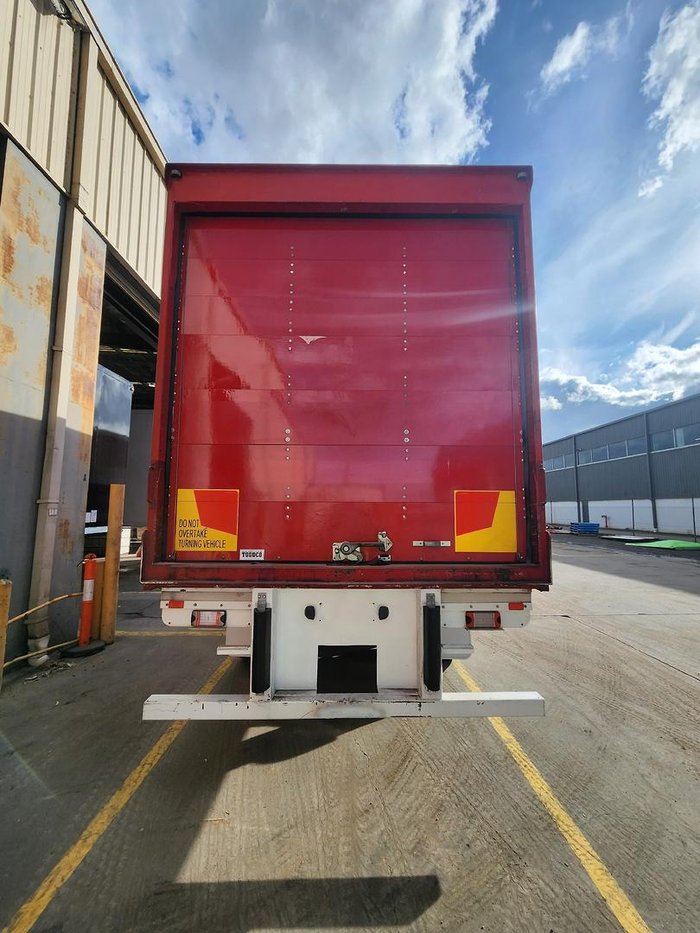 2007 Maxi Trans 24P Dry Freight Van Red