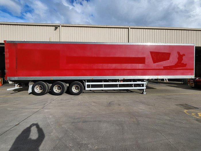 2007 Maxi Trans 24P Dry Freight Van Red