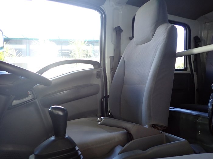 2017 ISUZU NPS 75/45-155 WHITE