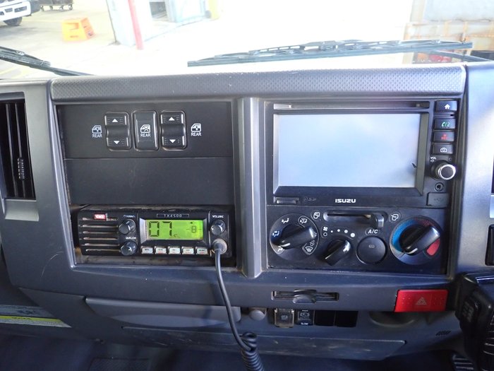2017 ISUZU NPS 75/45-155 WHITE