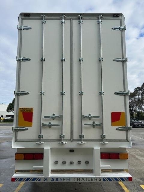 2010 Maxitrans St3 34 Pallet Sd Refrigerated Curtain Sider