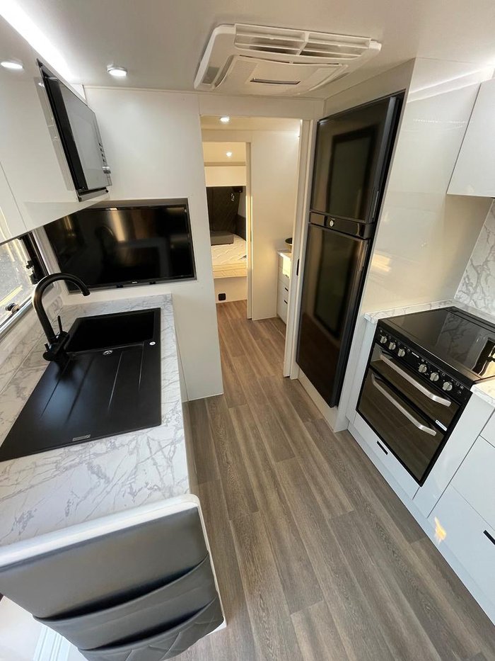 2021 Lotus Caravans 22' Freelander Rear Club Lounge
