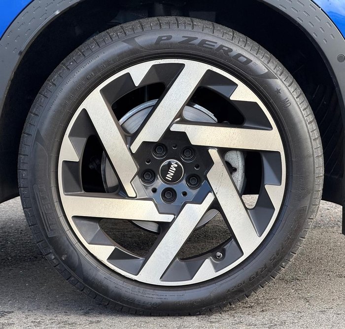 2025 MINI Countryman C Favoured