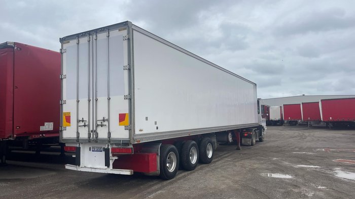 2006 Maxi Trans 24P Freezer Van White