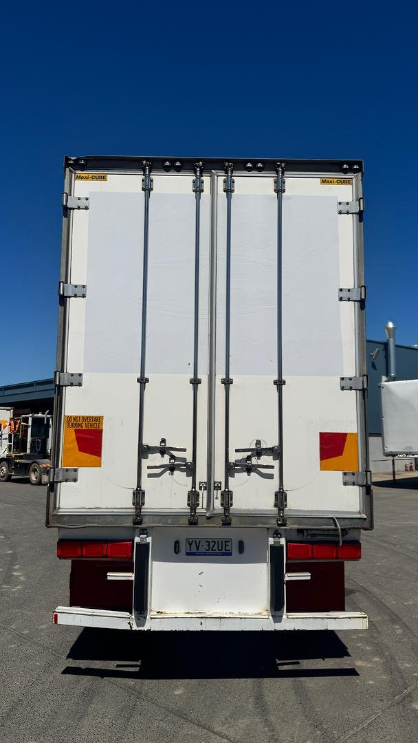 2006 Maxi Trans 24P Freezer Van White