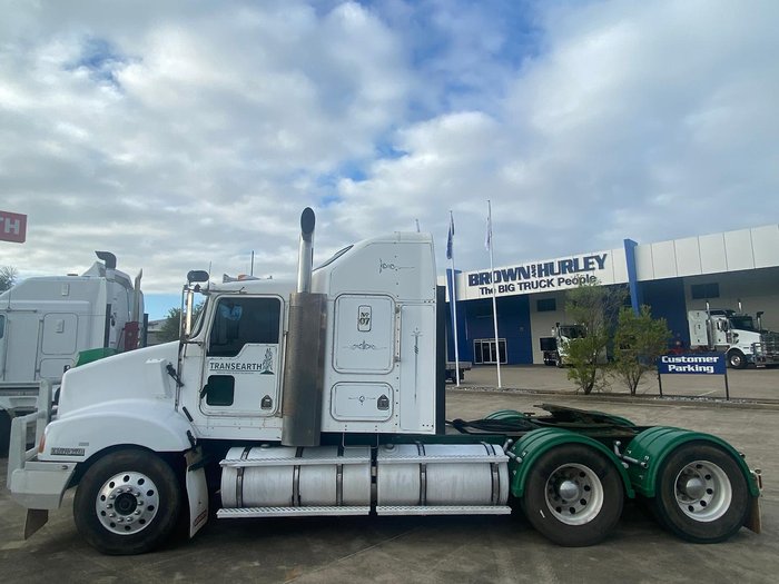 1998 Kenworth T401 white