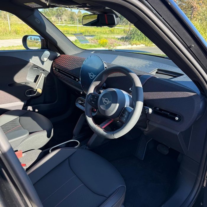 2025 MINI Aceman JCW E Favoured