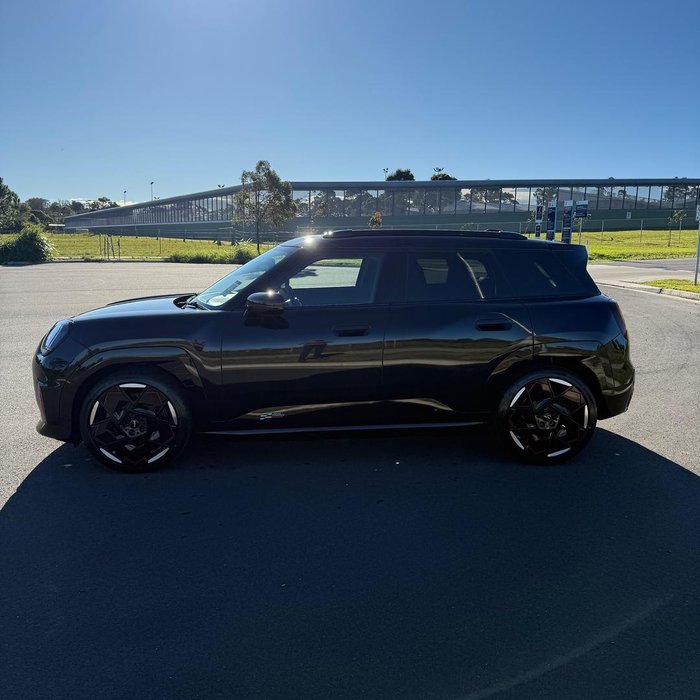 2025 MINI Aceman JCW E Favoured