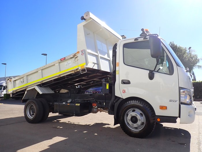 2022 HINO DUTRO 917 WHITE