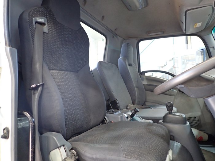 2018 ISUZU FRR 500 WHITE