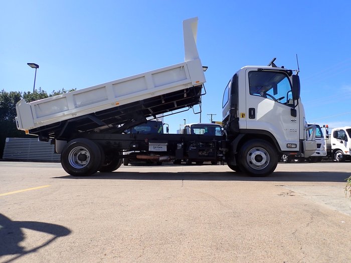 2018 ISUZU FRR 500 WHITE