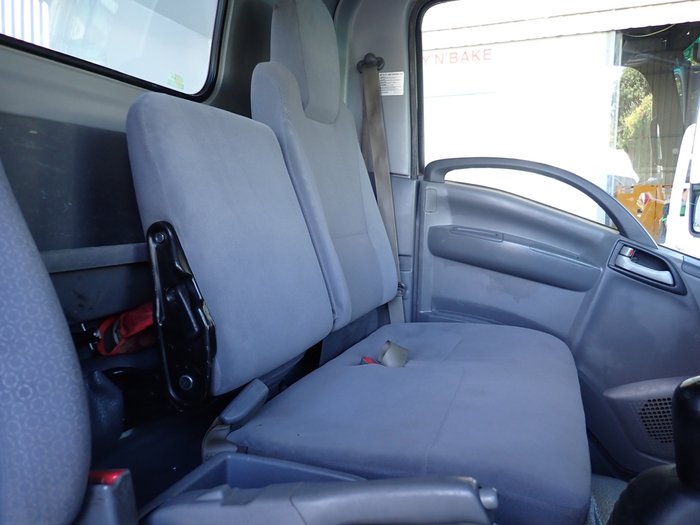 2017 ISUZU NPR 45-155 WHITE