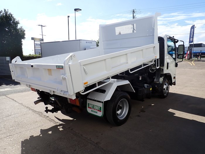 2017 ISUZU NPR 45-155 WHITE
