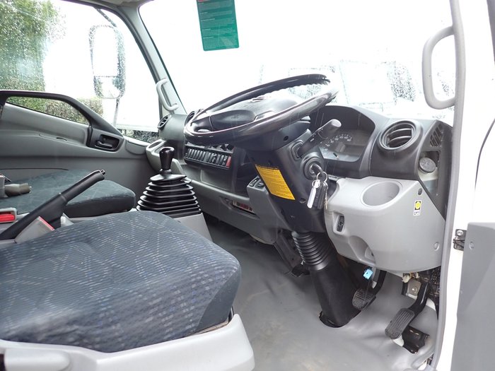 2014 HINO DUTRO 300 WHITE