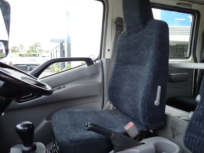 2014 HINO DUTRO 300 WHITE