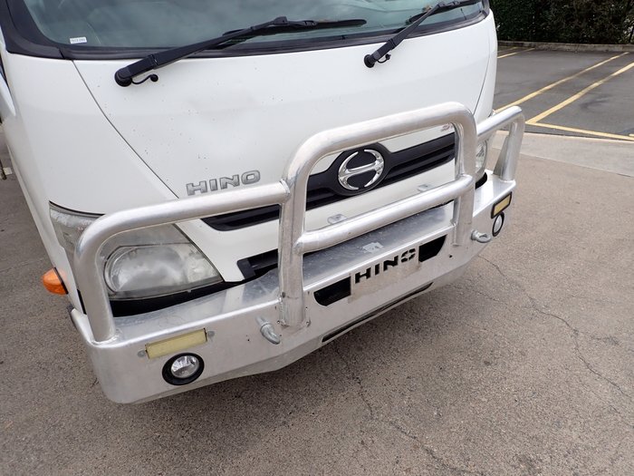 2014 HINO DUTRO 300 WHITE