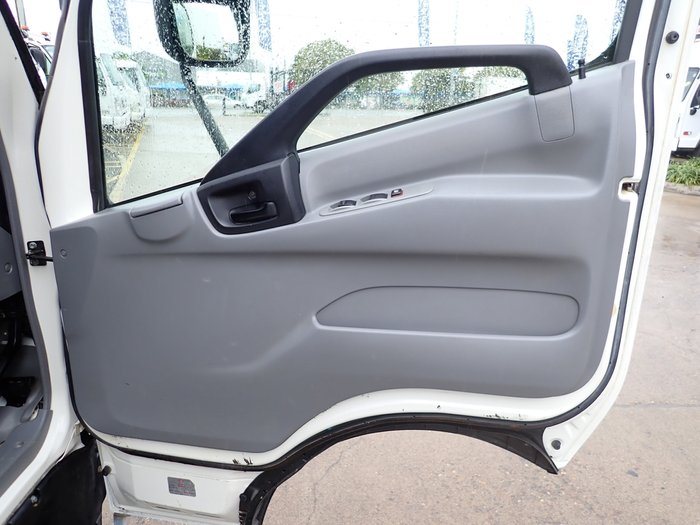 2014 HINO DUTRO 300 WHITE
